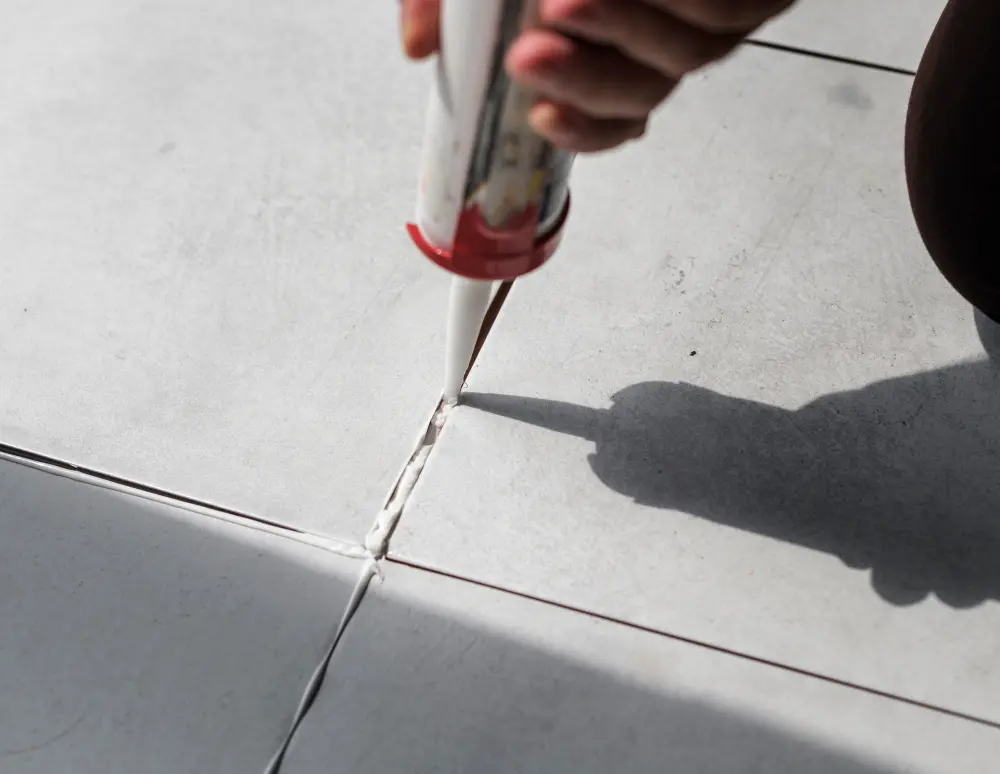 Carrelage fissuré : réparation ou remplacement complet